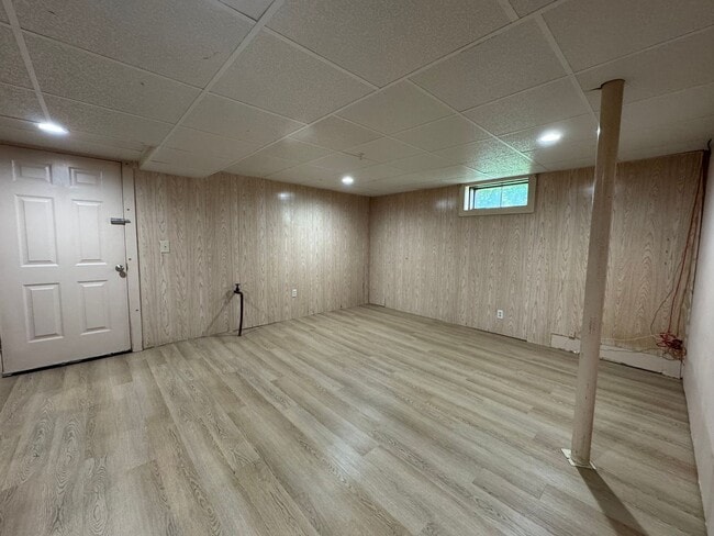 Building Photo - Woburn Townhouse| 2 Bed 1.5 Bath| Availabl...