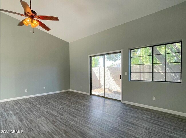 Building Photo - 1124 E Rose Ln