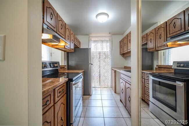 Building Photo - $3,200 / 3br - 1370ft2 - Quaint and Cozy 3...