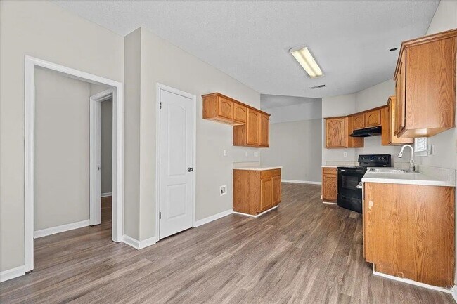Building Photo - Available Now! 3 Bedroom 2 Bathroom Home i...