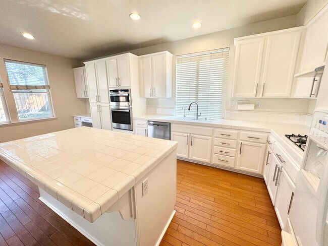 Building Photo - Beautiful 5 bed 3 bath Home in Wildhorse