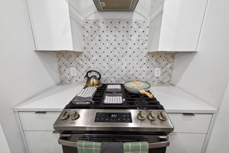 Fully stock Kitchen - 523 Schweikhardt St