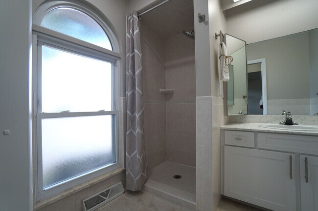 Building Photo - 5007 Alta Loma Rd