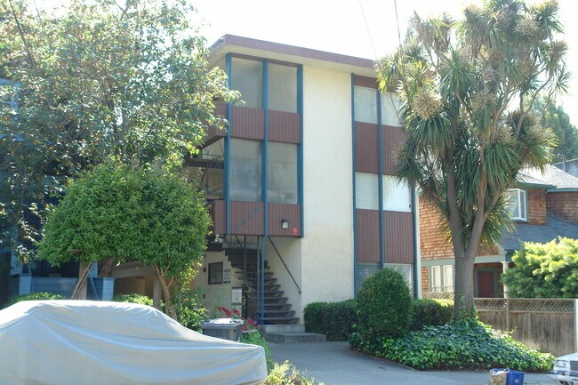 Building Photo - 2525 Piedmont Cres