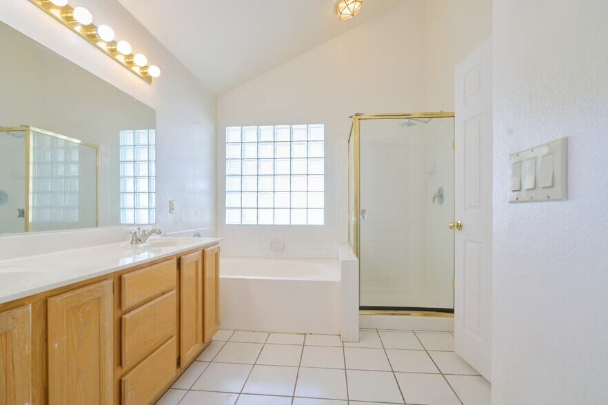 Building Photo - 1317 N Palmsprings Dr
