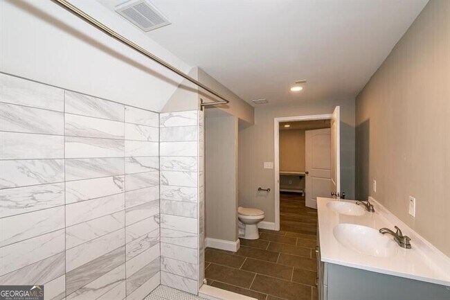 Building Photo - 2805 Pine Hill Dr