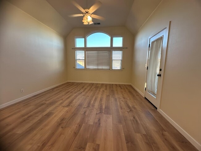 Building Photo - 841 Lawrence Dr