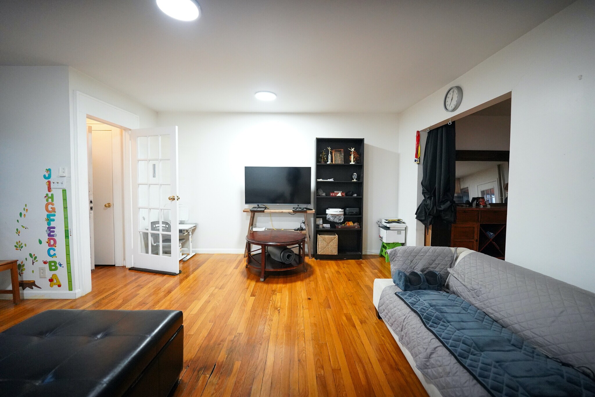Living room from the staircase - 1st floor - 6776 Dartmouth St