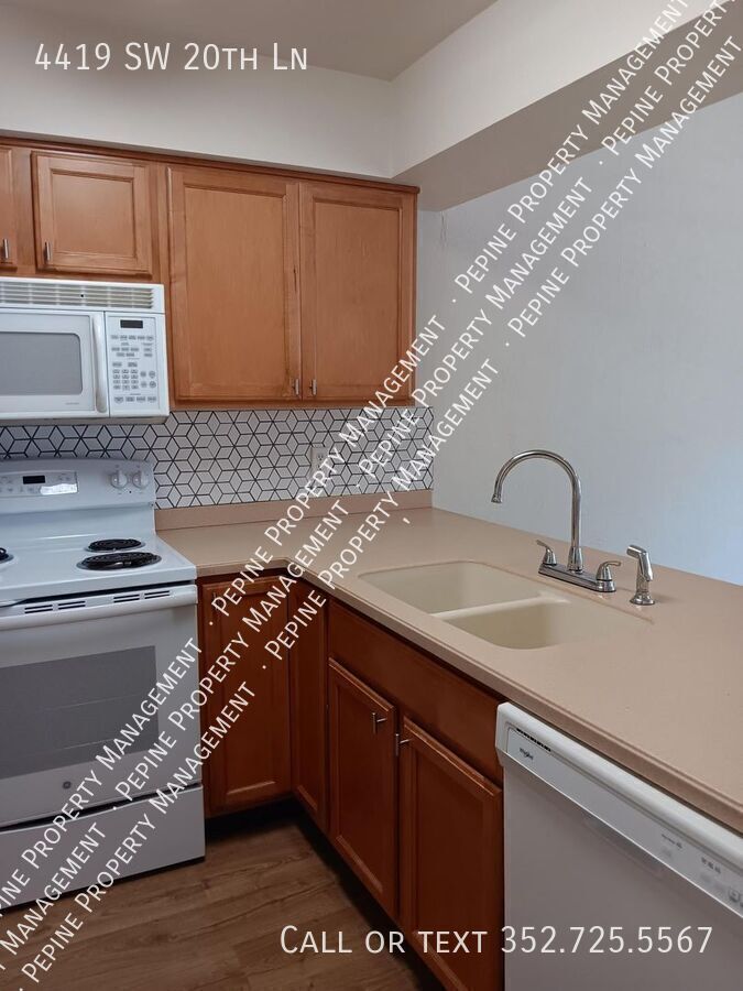 Building Photo - 4419 SW 20th Ln