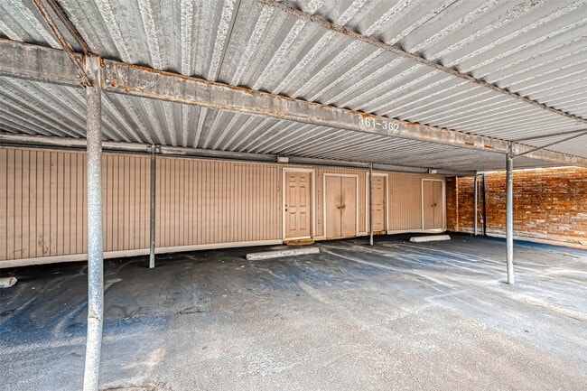 Building Photo - 2232 S Piney Point Rd