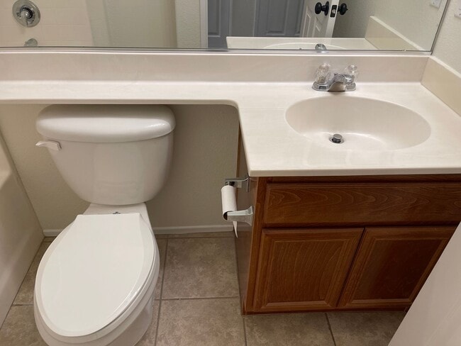 Building Photo - Cozy Town Home For Rent