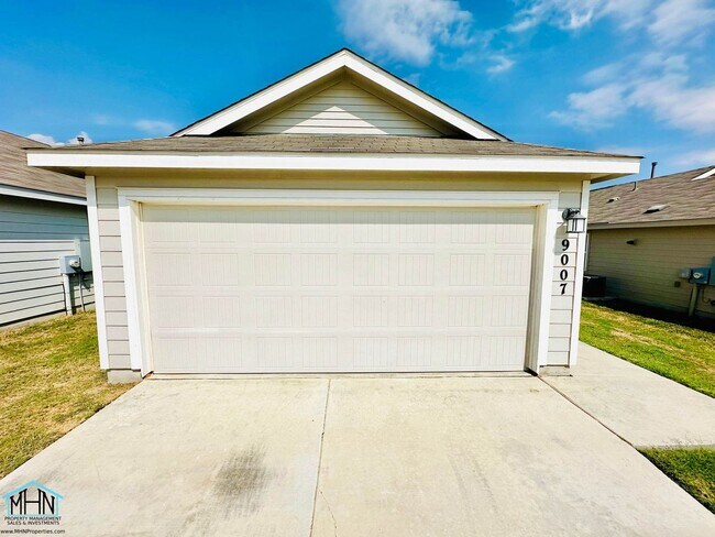 Primary Photo - Come Home and Relax in Style in this 3Bedr...