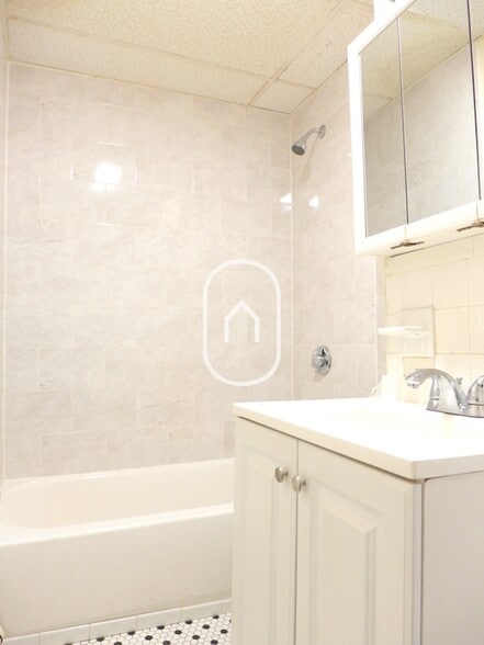 Building Photo - 34 Pontiac St