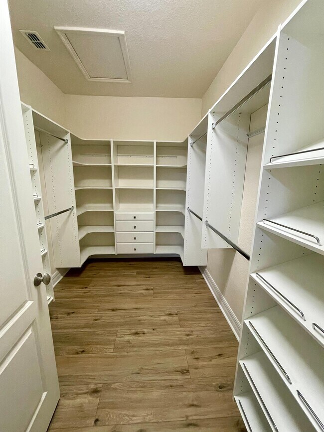 Building Photo - 10132 Eagle Creek Center Blvd