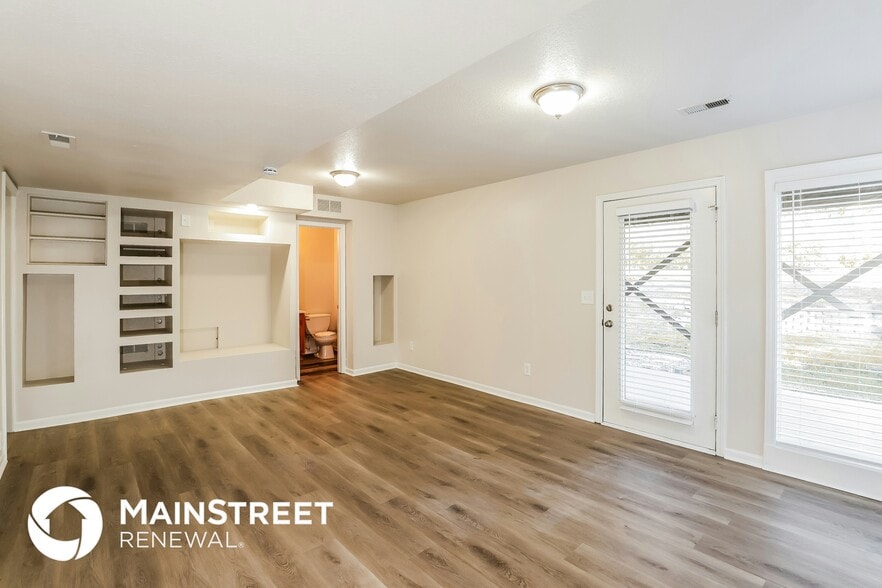 Building Photo - 10926 Rowland Ave