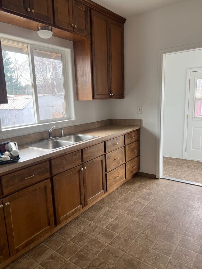 Building Photo - 2 bedrooms with bonus room!