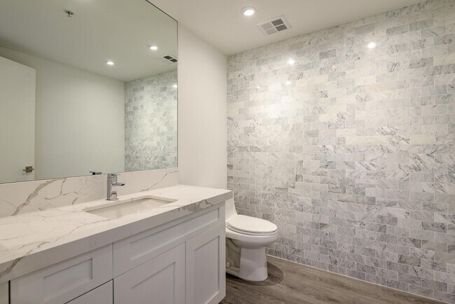 Building Photo - 7137 E Rancho Vista Dr