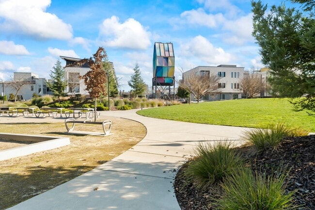 Building Photo - 1 Bed/1 Bath Modern Condo in Upper Land Park