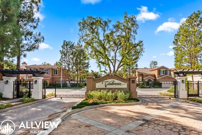 Building Photo - Beautiful 3 Bedroom, 2.5 Bathroom Home in the Heart of Tustin Ranch