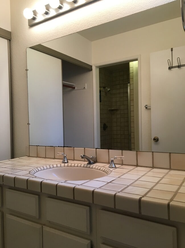 Building Photo - Great 2 Bedroom 2 Bath Condo in Seaside