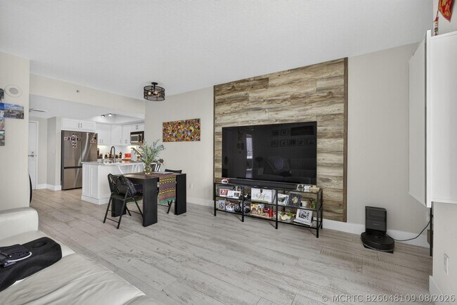 Building Photo - 403 S Sapodilla Ave