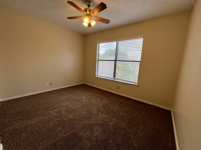 Building Photo - 4922 Hilltop Field Dr