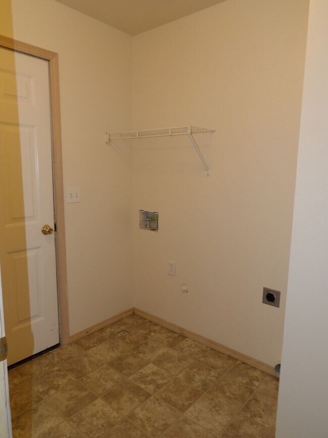 Building Photo - Home in CDA Place!
