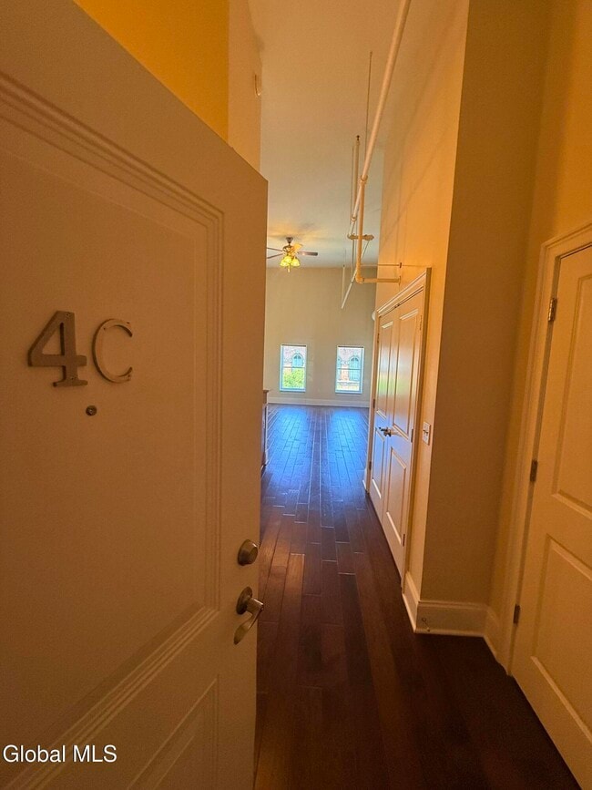 Building Photo - 275 River St