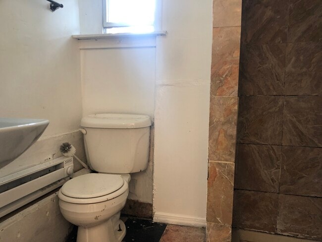 Building Photo - 76 Garden City Ave