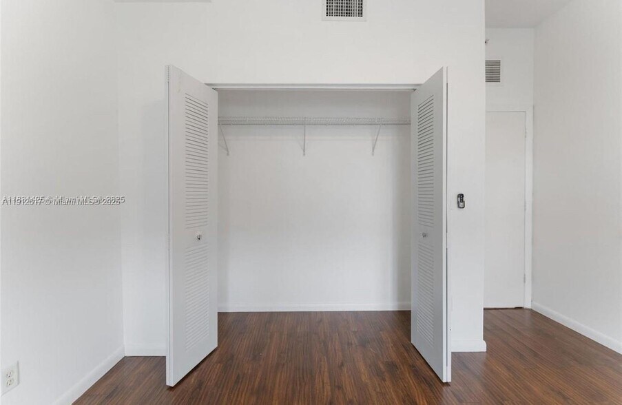 Building Photo - 1350 NW 8th Ct