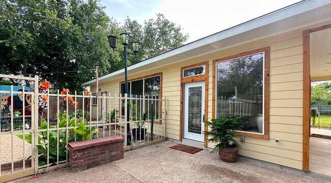 Building Photo - Gorgeous 1/1 Home Available for Immediate Move In!