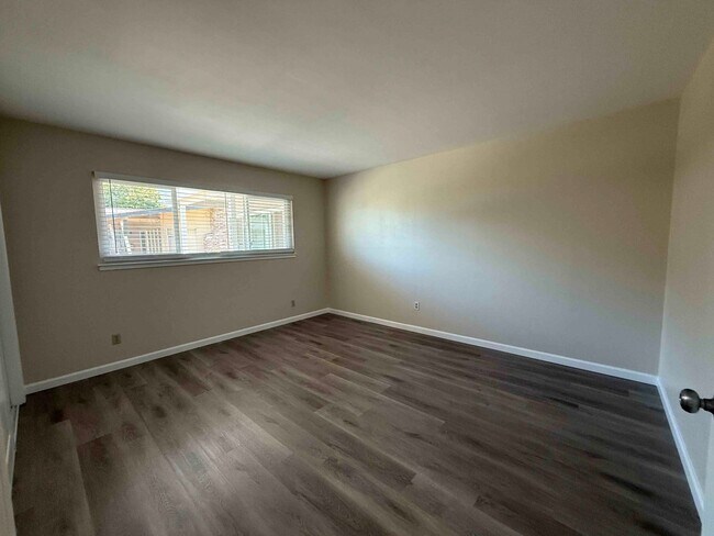 Building Photo - Great 2 Bedroom Duplex