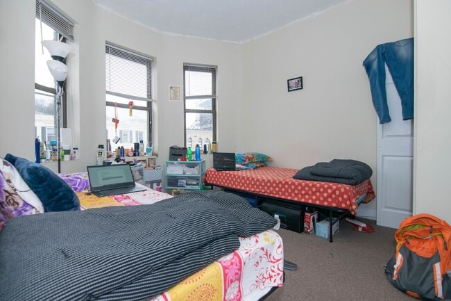 Building Photo - Mission Hill 3 Bed – High Ceilings – Hot Water Included – Parking Available – 9/1