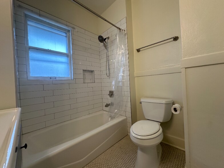 Building Photo - 1505 Center St