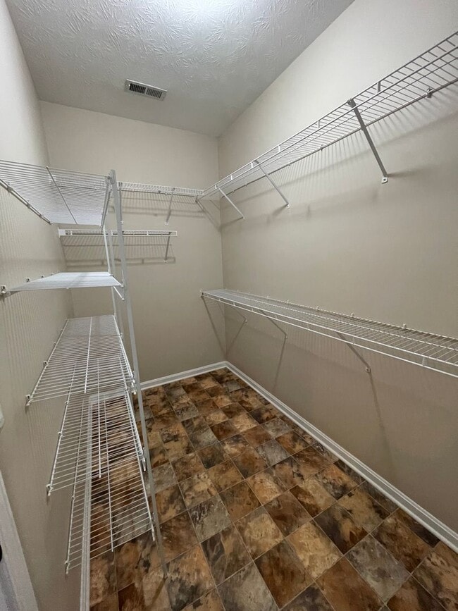 Building Photo - Meticulously Maintained Ranch