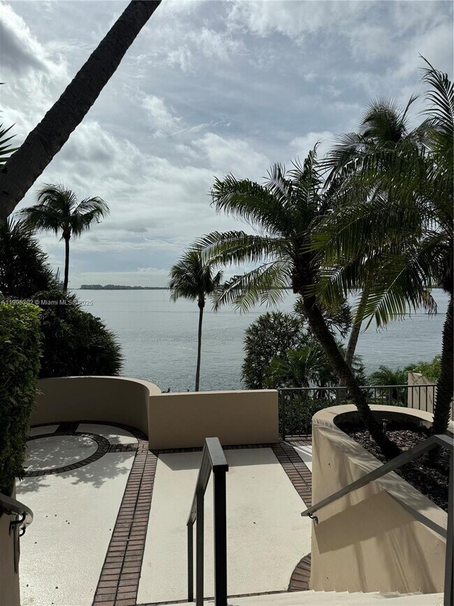 Building Photo - 520 Brickell Key Dr