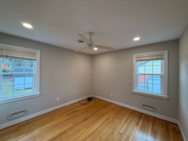 Building Photo - Three Bedroom Two Bath Home in Ridgeview/Parham & Ridge Area. Available in December!