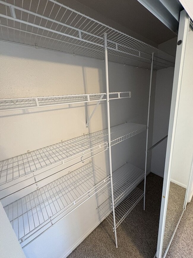 Building Photo - Updated & Spacious 1 Bed 1 Bath