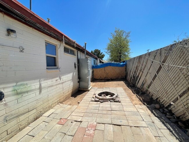 Building Photo - Central 2 bedroom 1 bath unit with Fenced ...
