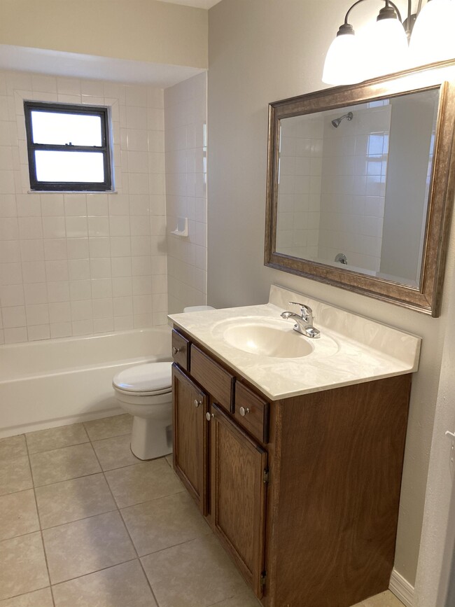 Building Photo - 901 Monroe Ct