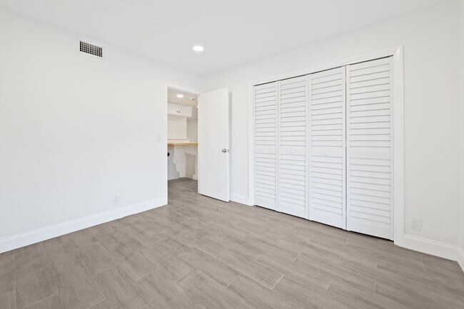 Building Photo - Fully Renovated 2 Bed / 2 Bath – Everything New!