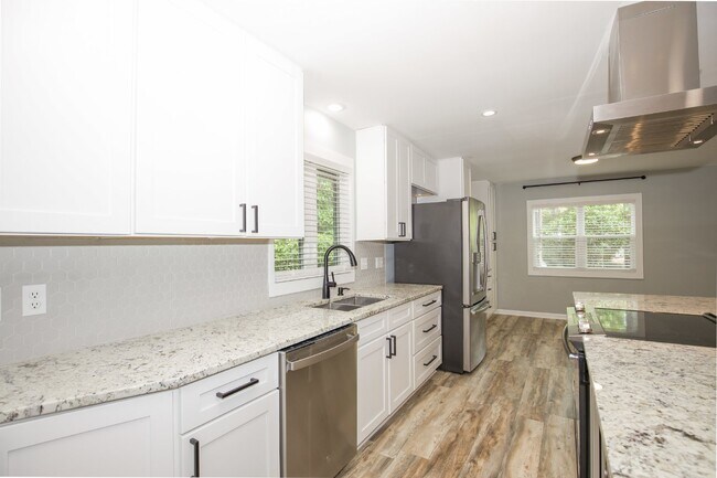 Building Photo - Gorgeous Fully Renovated 3 bedroom home in the Heart of Whispering Pines