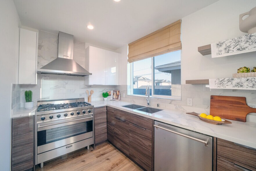Closeup Kitchen - 2306 Aviation Blvd