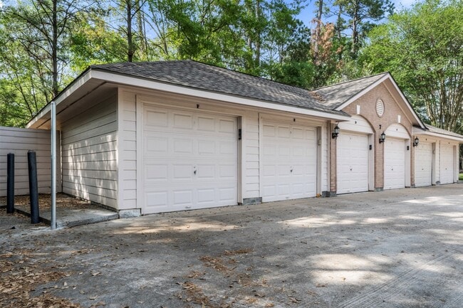 Building Photo - 8051 Bay Branch Dr