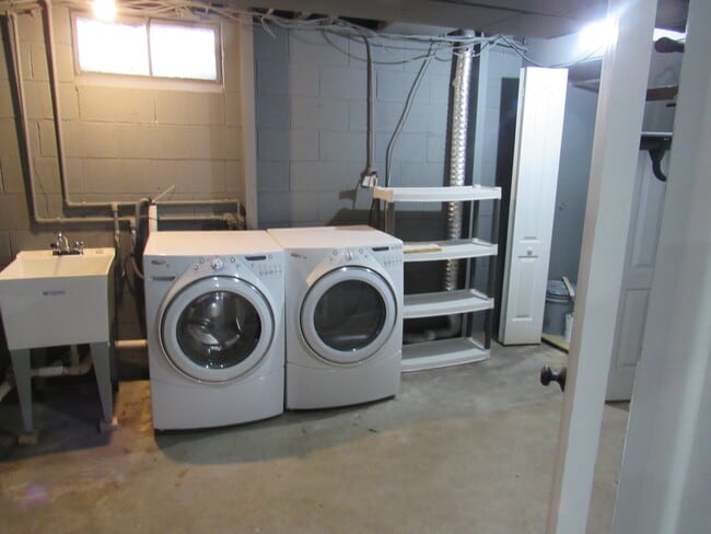 Building Photo - 5022 N Belmont Pl