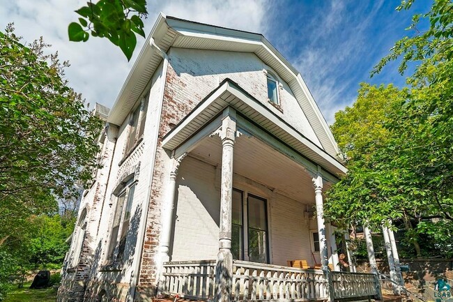 Building Photo - 119 N 7th Ave W