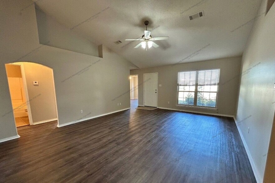 Building Photo - 1475 E Gate Dr