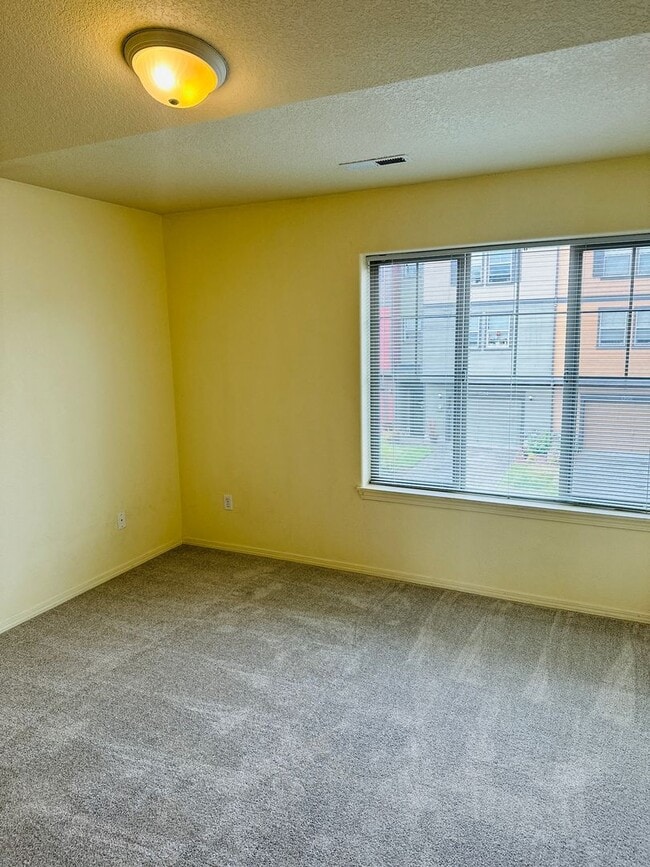 Building Photo - Charming and Updated Townhome in Convenien...