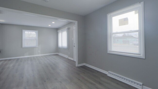 Building Photo - Spacious 3 Bedroom Sunnyside Duplex