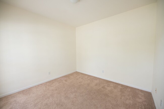 Building Photo - Spacious beautiful 4 bedroom 2.5 bath home  In Greensboro with an office/upstairs loft/ sunroom/ ...